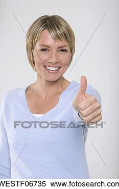 Banco de Imagem - jovem,  mulher, 
 fazer,  polegares, 
 cima,  gesto, 
 sorrindo,  retrato. 
fotosearch - busca 
de fotos, imagens 
e clipart