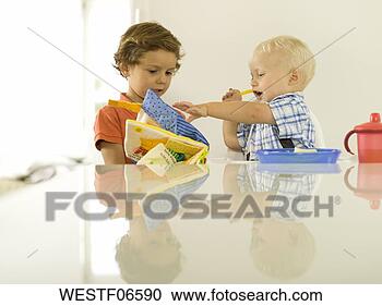 Arquivo de Fotografias - dois,  meninos, 
 months),  olhar, 
 quadro,  livro. 
fotosearch - busca 
de fotos, imagens 
e clipart