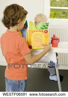 Arquivo de Fotografia - dois,  meninos, 
 months),  olhar, 
 quadro,  livro. 
fotosearch - busca 
de fotos, imagens 
e clipart