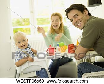 Arquivo Fotográficos - jovem,  família, 
 bebê,  menino, 
 months). fotosearch 
- busca de fotos, 
imagens e clipart