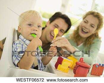 Banco de Imagem - jovem,  família, 
 bebê,  menino, 
 months). fotosearch 
- busca de fotos, 
imagens e clipart
