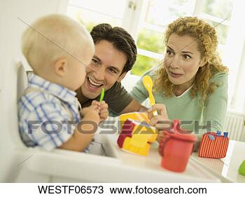 Banco de Imagem - jovem,  família, 
 bebê,  menino. 
fotosearch - busca 
de fotos, imagens 
e clipart