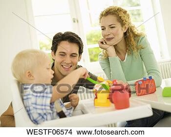 Banco de Imagem - jovem,  família, 
 bebê,  menino, 
 months). fotosearch 
- busca de fotos, 
imagens e clipart