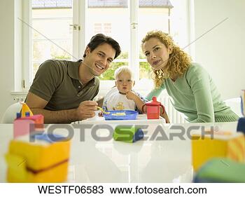 Banco de Imagem - jovem,  família, 
 bebê,  menino, 
 months). fotosearch 
- busca de fotos, 
imagens e clipart