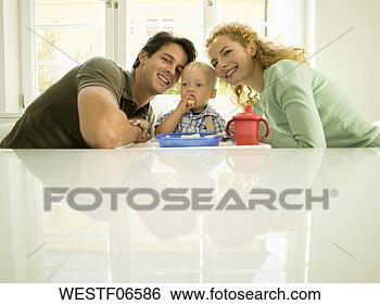 Banco de Imagem - jovem,  família, 
 bebê,  menino, 
 months). fotosearch 
- busca de fotos, 
imagens e clipart