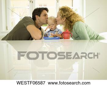 Foto - jovem,  família, 
 bebê,  menino, 
 months). fotosearch 
- busca de fotos, 
imagens e clipart