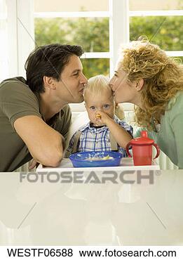 Banco de Imagem - jovem,  família, 
 bebê,  menino, 
 months). fotosearch 
- busca de fotos, 
imagens e clipart