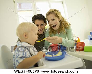 Banco de Imagem - jovem,  família, 
 mãe,  alimentação, 
 bebê,  menino, 
 months). fotosearch 
- busca de fotos, 
imagens e clipart