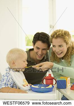 Arquivo Fotográficos - jovem,  família, 
 mãe,  alimentação, 
 bebê,  menino, 
 months). fotosearch 
- busca de fotos, 
imagens e clipart