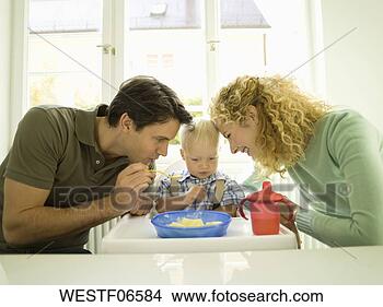 Banco de Imagem - jovem,  família, 
 pai,  alimentação, 
 bebê,  menino, 
 months). fotosearch 
- busca de fotos, 
imagens e clipart