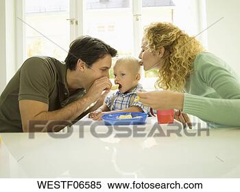 Banco de Imagem - jovem,  família, 
 pai,  alimentação, 
 bebê,  menino, 
 months). fotosearch 
- busca de fotos, 
imagens e clipart