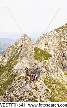 Arquivo de Fotografia - áustria,  salzburger, 
 terra,  par, 
 hiking. fotosearch 
- busca de fotos, 
imagens e clipart