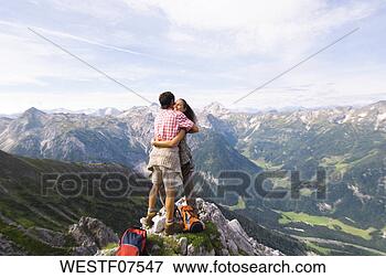 Foto - áustria,  salzburger, 
 terra,  par, 
 abraçar. fotosearch 
- busca de fotos, 
imagens e clipart
