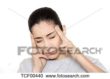 Arquivo de Fotografias - jovem,   mulher, 
  apertando,  
 dedos,   templos, 
  olhos,   fechado. 
fotosearch - busca 
de fotos, imagens 
e clipart