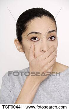 Arquivo de Fotografia - jovem,  mulher, 
 cobertura,  boca, 
 mão,  retrato. 
fotosearch - busca 
de fotos, imagens 
e clipart