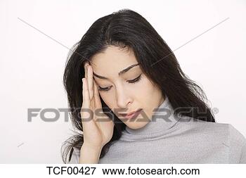 Foto - jovem,  mulher, 
 mão,  cabeça, 
 retrato. fotosearch 
- busca de fotos, 
imagens e clipart