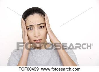 Arquivo Fotográficos - jovem,  mulher, 
 mãos,  cabeça, 
 retrato. fotosearch 
- busca de fotos, 
imagens e clipart