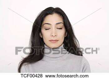 Banco de Imagem - jovem,  mulher, 
 olhos,  fechado, 
 retrato. fotosearch 
- busca de fotos, 
imagens e clipart