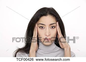 Banco de Imagem - jovem,  mulher, 
 segurando,  cabeça, 
 mãos,  retrato. 
fotosearch - busca 
de fotos, imagens 
e clipart