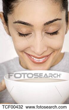 Banco de Imagem - jovem,  mulher, 
 segurando,  chá, 
 tigela,  retrato. 
fotosearch - busca 
de fotos, imagens 
e clipart