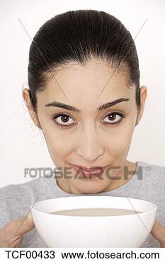 Banco de Imagem - jovem,  mulher, 
 segurando,  chá, 
 tigela,  retrato. 
fotosearch - busca 
de fotos, imagens 
e clipart
