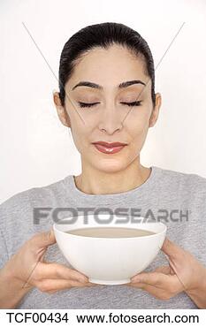 Banco de Imagem - jovem,  mulher, 
 segurando,  chá, 
 tigela,  retrato. 
fotosearch - busca 
de fotos, imagens 
e clipart