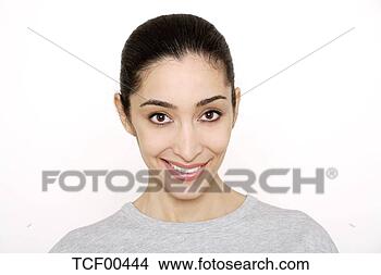 Banco de Imagem - jovem,  mulher, 
 sorrindo,  retrato. 
fotosearch - busca 
de fotos, imagens 
e clipart