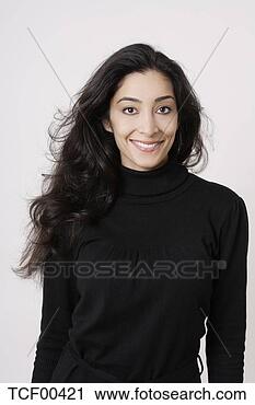 Arquivo de Fotografia - retrato,  escuro, 
 haired,  mulher, 
 sorrindo. fotosearch 
- busca de fotos, 
imagens e clipart