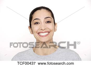 Foto - retrato,  jovem, 
 mulher,  sorrindo. 
fotosearch - busca 
de fotos, imagens 
e clipart