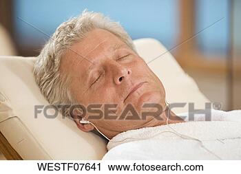 Arquivo de Fotografia - bathrobe,  dormir, 
 retrato. fotosearch 
- busca de fotos, 
imagens e clipart