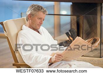 Banco de Imagem - bathrobe,  leitura, 
 jornal. fotosearch 
- busca de fotos, 
imagens e clipart