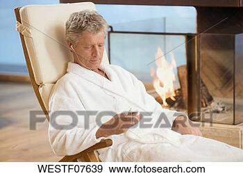 Arquivo Fotográficos - bathrobe,  segurando, 
 mp3,  jogador, 
 retrato. fotosearch 
- busca de fotos, 
imagens e clipart