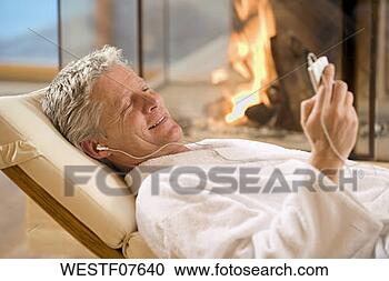 Arquivo de Fotografias - bathrobe,  segurando, 
 mp3,  jogador, 
 sorrindo,  retrato. 
fotosearch - busca 
de fotos, imagens 
e clipart