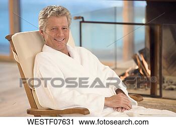 Arquivo de Fotografia - bathrobe,  sorrindo, 
 retrato. fotosearch 
- busca de fotos, 
imagens e clipart