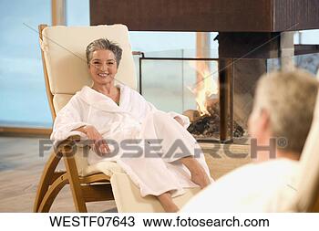 Banco de Imagem - maduras,  par, 
 bathrobe,  sorrindo, 
 retrato. fotosearch 
- busca de fotos, 
imagens e clipart