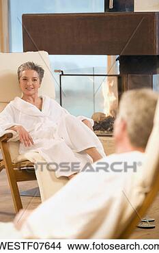 Banco de Imagem - maduras,  par, 
 bathrobe,  sorrindo, 
 retrato. fotosearch 
- busca de fotos, 
imagens e clipart