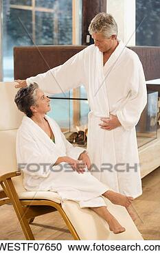 Arquivo de Fotografias - maduras,  par, 
 bathrobe,  retrato. 
fotosearch - busca 
de fotos, imagens 
e clipart