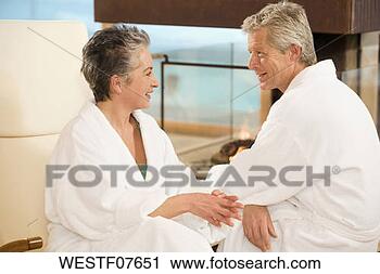 Arquivo de Fotografia - maduras,  par, 
 bathrobe,  sorrindo, 
 retrato. fotosearch 
- busca de fotos, 
imagens e clipart