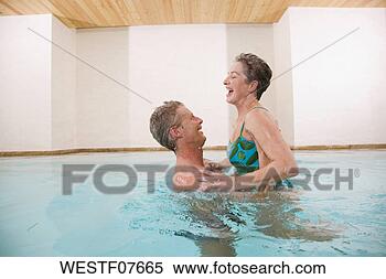 Banco de Imagem - maduras,  par, 
 swimmingpool, 
 retrato. fotosearch 
- busca de fotos, 
imagens e clipart