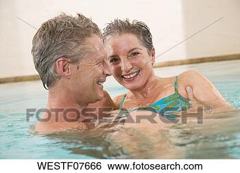 Banco de Imagem - maduras,  par, 
 swimmingpool, 
 sorrindo,  retrato. 
fotosearch - busca 
de fotos, imagens 
e clipart