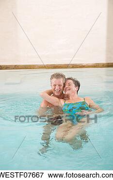 Foto - maduras,  par, 
 swimmingpool, 
 sorrindo,  retrato. 
fotosearch - busca 
de fotos, imagens 
e clipart