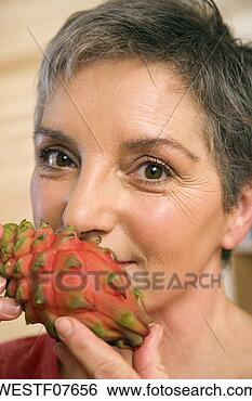 Banco de Imagem - mulher,  segurando, 
 dragão,  fruta, 
 retrato,  close-up. 
fotosearch - busca 
de fotos, imagens 
e clipart