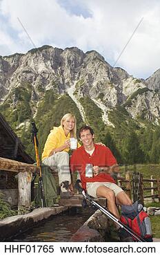 Banco de Imagem - áustria,  salzburger, 
 terra,  jovem, 
 par,  bebendo, 
 leite. fotosearch 
- busca de fotos, 
imagens e clipart
