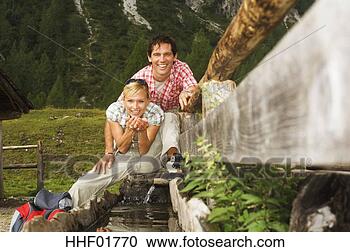 Arquivo de Fotografias - áustria,  salzburger, 
 terra,  par, 
 bebendo,  água. 
fotosearch - busca 
de fotos, imagens 
e clipart