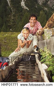 Arquivo de Fotografia - áustria,  salzburger, 
 terra,  par, 
 bebendo,  água. 
fotosearch - busca 
de fotos, imagens 
e clipart