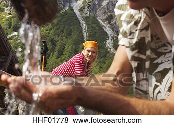 Banco de Imagem - áustria,  salzburger, 
 terra,  bebendo, 
 água,  mulher, 
 fundo. fotosearch 
- busca de fotos, 
imagens e clipart