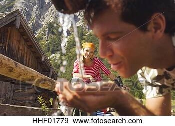 Arquivo Fotográficos - áustria,  salzburger, 
 terra,  bebendo, 
 água,  mulher, 
 fundo. fotosearch 
- busca de fotos, 
imagens e clipart