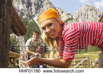 Arquivo de Fotografias - áustria,  salzburger, 
 terra,  mulher, 
 bebendo,  água, 
 fundo. fotosearch 
- busca de fotos, 
imagens e clipart