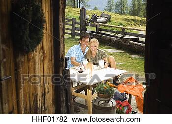 Banco de Imagem - áustria,  salzburger, 
 terra,  par, 
 bebendo,  leite. 
fotosearch - busca 
de fotos, imagens 
e clipart