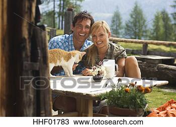 Banco de Imagem - áustria,  salzburger, 
 terra,  par, 
 bebendo,  leite. 
fotosearch - busca 
de fotos, imagens 
e clipart